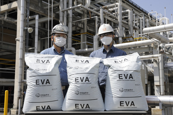 재활용 폴리에틸렌(rPE) 소재로 제작된 환화솔루션 산업용 포장백. 사진=한화솔루션 제공