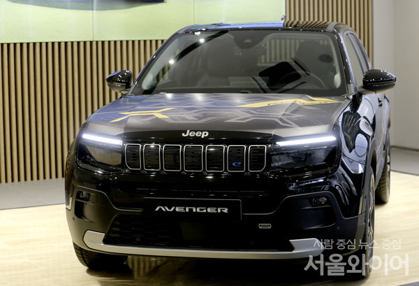 지프가 자체 순수 전기차 어벤저를 공개했다.