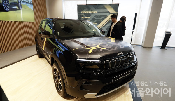 구리매장을 찾은 관람객이 올 뉴 어벤져를 살펴보고 있다.