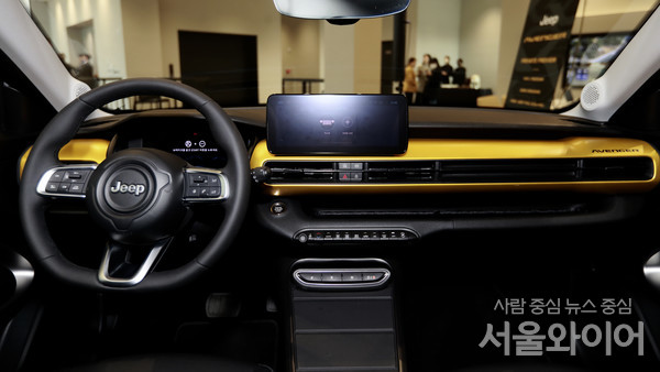 지프가 순수 전기차 어벤저를 공개했다.