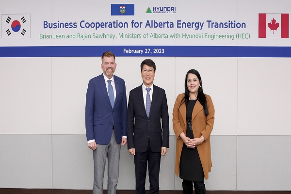 (왼쪽부터) 브라이언 진 캐나다 알버타주 고용·경제·북방개발부 장관, 홍현성 현대엔지니어링 대표이사, 라잔 소니 무역·이민·다문화부 장관이 기념촬영을 하고 있다. 