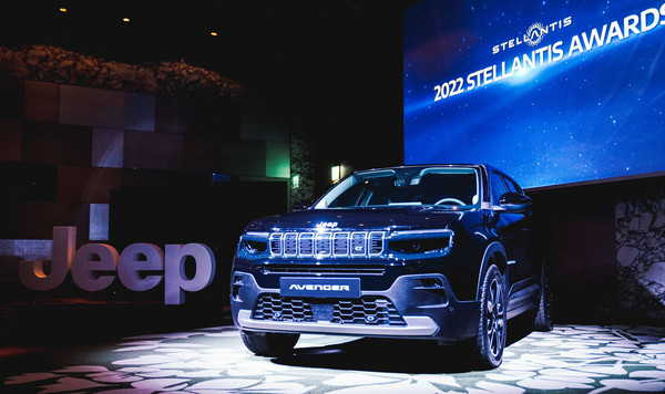 스텔란티스 코리아가 지난 27일 지프와 푸조 브랜드 딜러사 직원들을 대상으로 '2022 스텔란티스 어워드' 시상식을 개최하고 지프 첫 순수 전기차 어벤저, 뉴 푸조 408 등을 선공개했다. 사진=스텔란티스 코리아 제공