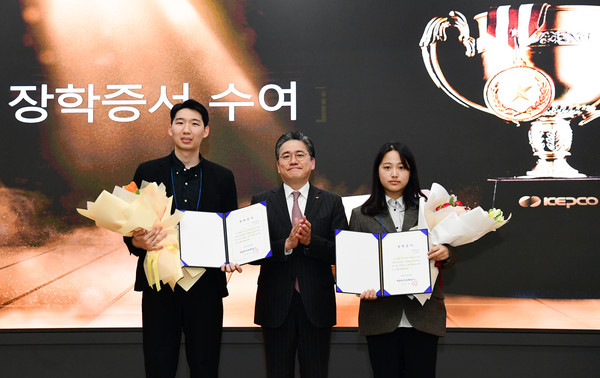 정승일 한국젼력 사장(가운데)이 28일 본사 비전홀에서 열린 전기공학 장학생 장학증서 수여식에서 학생 대표들과 기념사진을 촬영하고 있다. 사진=한전 제공