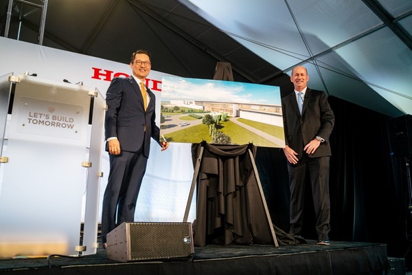 이혁재 LG에너지솔루션-혼다 북미 합작법인 최고경엉자(CEO)와 최고운영책임자(COO)가 지난 28일(현지시간) 미국 오하이오주에서 열린 기공식에서 전기차용 배터리 합작공장 조감도를 공개하고 있다. 사진=LG에너지솔루션 제공