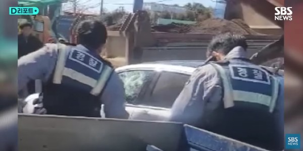 난폭운전 차량에서 운전자를 빼내고 있는 경찰 사진=SBS 유튜브