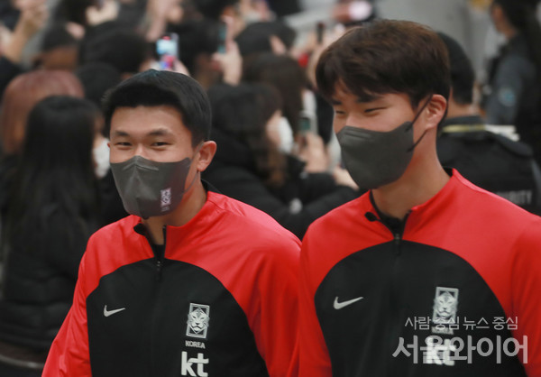 (왼쪽부터) 김민재, 송범근이 인천공항에서 빠져나가고 있다. 사진=서울와이어 DB