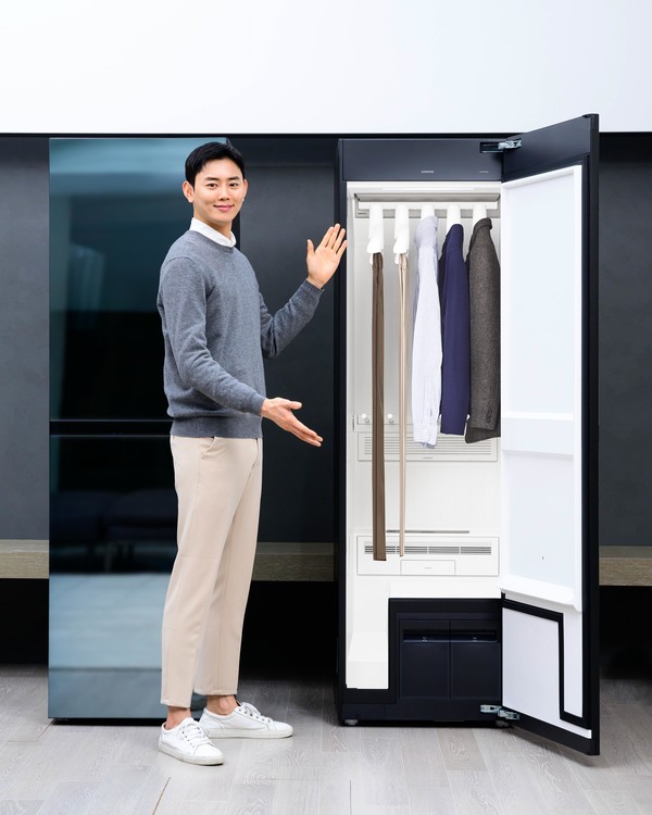 삼성전자 모델이 제품 외관 크기는 유지하면서도 한번에 관리 가능한 의류 수를 확대한 '비스포크 에어드레서' 대용량 모델 신제품을 소개하고 있다. 사진=삼성전자 제공