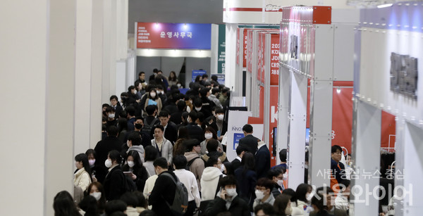 2일 서울 서초구 aT센터 제1전시장에서 개최된 ‘2023 대한민국 채용박람회를 찾은 구직자들이 기업 부스를 둘러보고 있다.