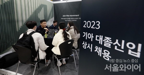 채용박람회를 찾은 취준생이 기업부스 인사담당자에게 상담을 받고 있다.