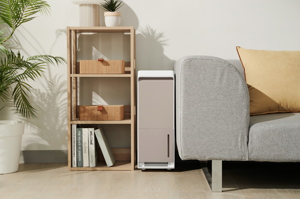 SK매직이 새롭게 출시한 초슬림 제습기 미스티 베이지 제품 연출 이미지. 사진=.SK매직 제공