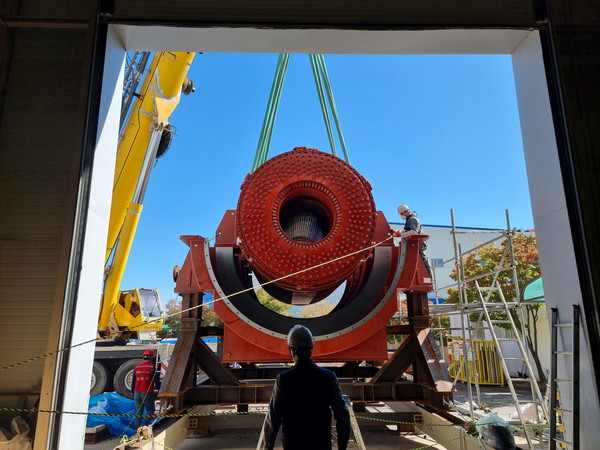 LS일렉트릭 관계자들이 자사 전력시험기술원에 단락발전기를 설치하고 있다. 사진=LS일렉트릭 제공