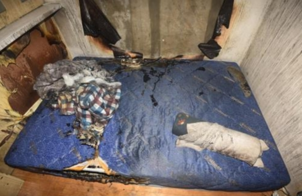 김씨가 몸에 불을 붙이면서 소실된 매트리스. 사진=연합뉴스