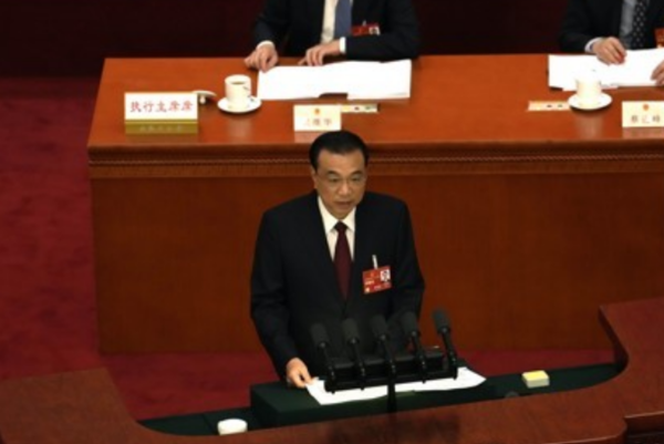 중국 최고 입법기관인 전국인민대표대회(전인대) 연례회의가 개막한 5일 베이징 인민대회당에서 리커창 총리가 업무보고를 하고 있다. 사진=연합뉴스