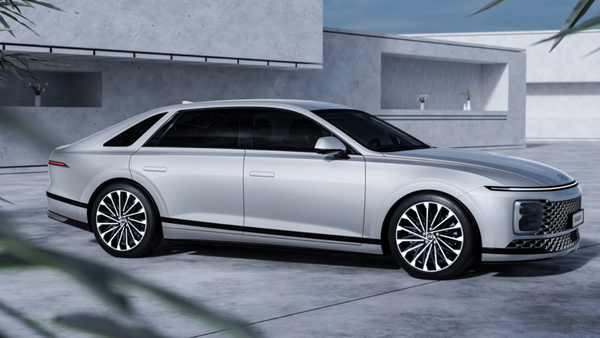 현대자동차가 출시한 신형 그렌저 하이브리드 모델이 국내외 시장에서 호평받고 있다. 실제 높은 연비를 앞세운 해당 모델은 올해 1월과 2월 두달 연속 1만대 가까이 팔린 것으로 나타났다. 사진=현대차 제공  