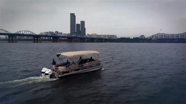 일렉트린의 배터리팩과 전기선외기가 탑재된 전기레저보트. 사진=일렉트린 제공