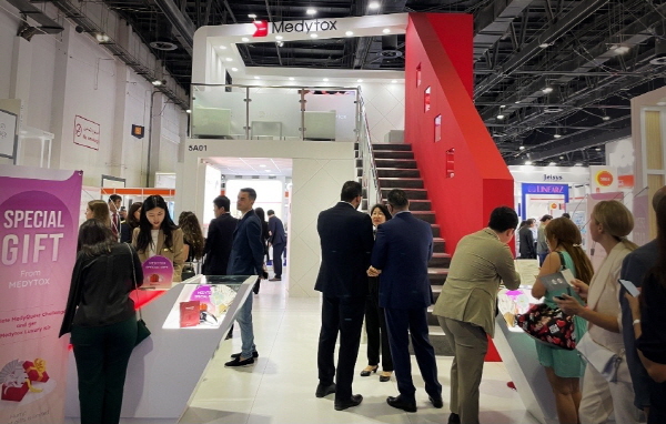 지난 1일부터 3일까지 아랍에미리트(UAE)에서 열린 ‘두바이 더마 2023’에서 메디톡스 부스를 찾은 관람객들이 설명을 듣고 있다. 사진=메디톡스 제공