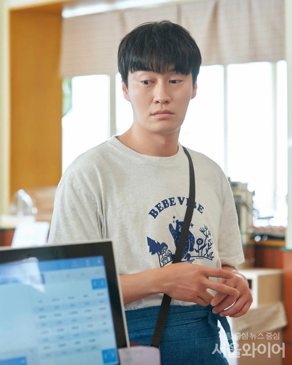 '일타 스캔들'에서 아스퍼거 증후군 캐릭터를 연기한 오의식은 발달장애 회사 '베어베터' 티셔츠를 입고 출연했다. 사진=tvN 제공