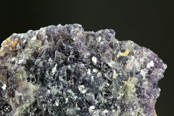 이란에서 전기차와 휴대전화 배터리의 필수소재인 리튬 매장량이 대규모로 발견돼 국제 희귀금속 시장의 안정에 큰 역할을 할 것으로 기대된다.