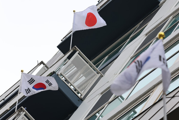 3·1절인 1일 오후 세종시 한 아파트 베란다 국기게양대에 일장기가 걸려 있다. 사진=연합뉴스 제공