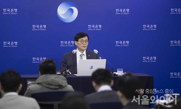 이창용 총재가 금리결정 기자간담회에 참석, 발언을 하고있다.