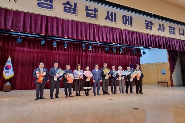 SM그룹 해운부문 계열사 케이엘씨에스엠이 우수납세자로 선정돼 표창을 수상했다. 사진=SM그룹 제공