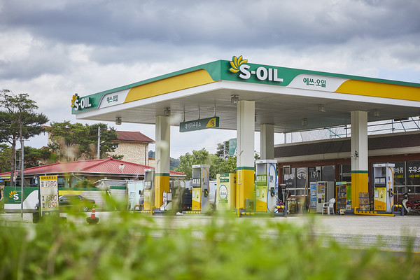 에쓰오일이 전북 김제 금산면 단독주택 화재 진압 도중 순직한 김제소방소 소속 고 성공일 소방서 유족에 위로금을 전달했다. 사진=에쓰오일 제공