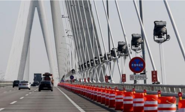 인천대교 갓길에 설치된 드럼통. 사진=연합뉴스