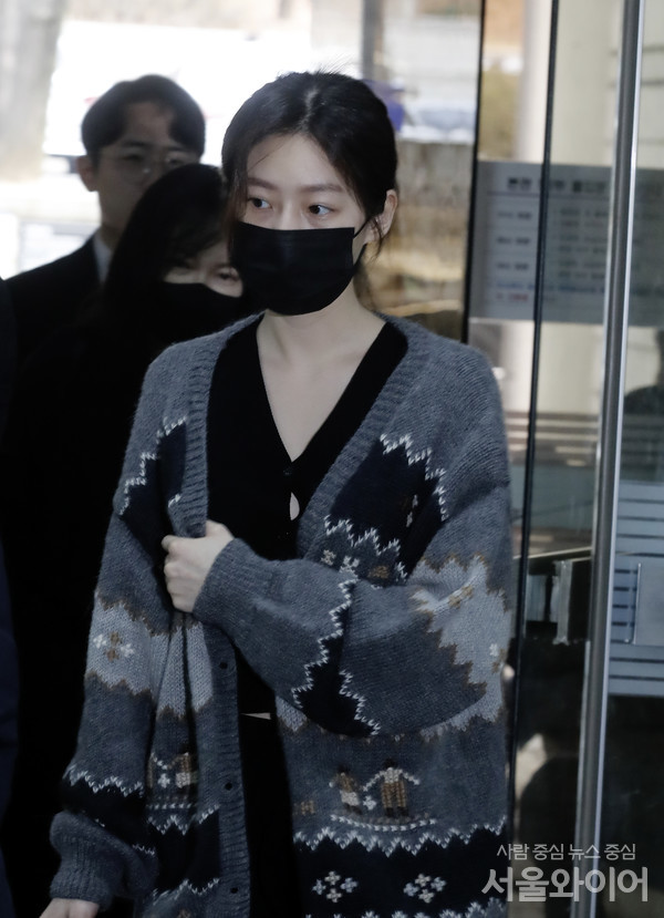 배우 김새론이 법정으로 출석하고 있다.