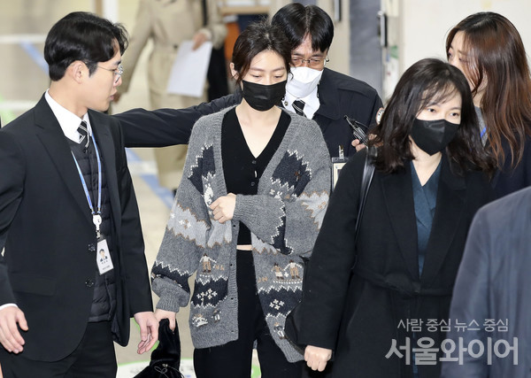 김새론이 법정으로 향하고 있다.