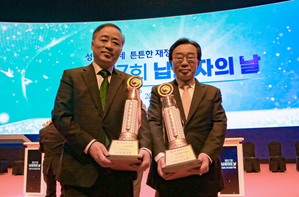 백종훈 금호석유화학 대표(오른쪽)과 신우성 금호피앤비화학 대표가 고액납세의 탑 선정 행사에서 기념촬영을 하고 있다. 사진=금호석유화학 제공