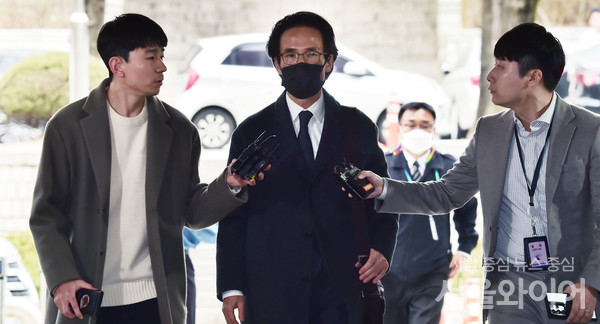 조현범 회장이 법정으로 향하고 있다.