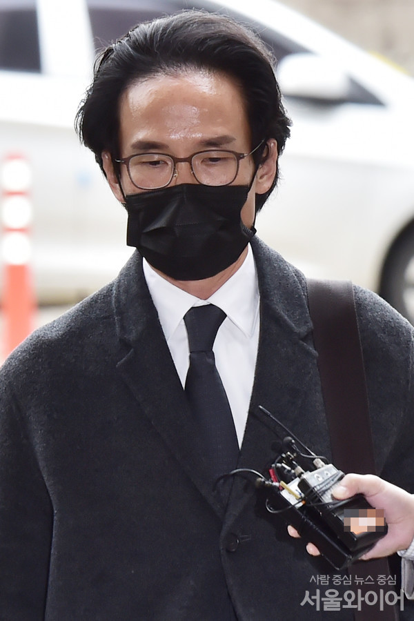조현범 회장이 법정으로 향하고 있다.