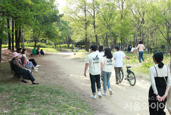 서울 성동구 소재 서울숲을 찾은 시민들이 산책을 하고 있다. 사진=서울와이어 DB