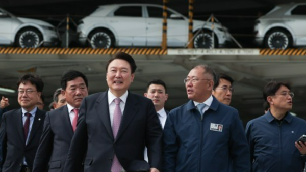 윤석열 대통령이 9일 현대자동차 울산공장 수출 선적 부두를 방문, 정의선 현대자동차그룹 회장과 수출용 자동차 운반선인 '글로비스 스카이호'를 살펴본 뒤 하선하고 있다. 사진=연합뉴스