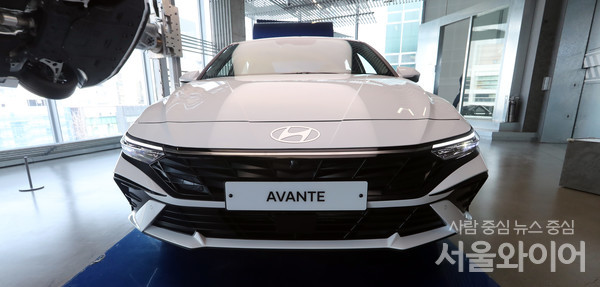 현대차가 더 뉴 아반떼를 공개했다.