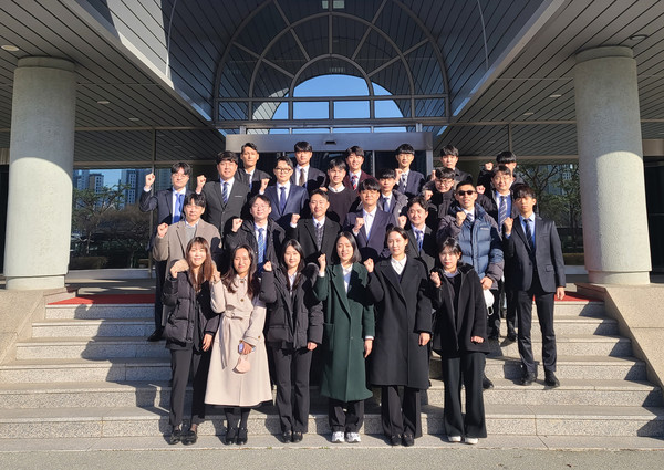 100대 1의 경쟁률을 뚫고 쌍용자동차에 새롭게 합류한 신입 및 경력 사원들이 본관 앞에서 파이팅을 외치고 있다. 사진=쌍용차 제공