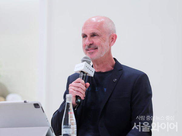 짐 로완 볼보자동차 CEO가 행사에 참석, 인사말을 하고 있다.