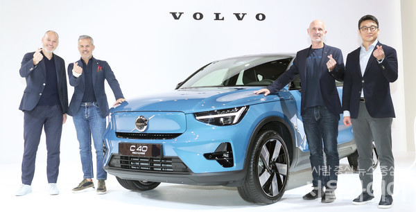 (왼쪽부터) 비에른 앤월 볼보 최고영업책임자 겸 부사장, 하비에르 발레라 최고운영책임자 겸 부사장, 짐 로완 글로벌 최고경영자(CEO), 이윤모 볼보자동차코리아 대표 등이 C40 모델 앞에서 기념촬영을 하고 있다. 사진=서울와이어 DB 