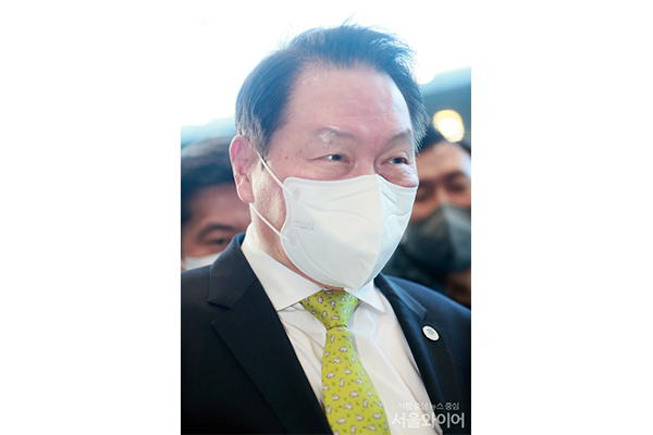 최태원 SK그룹 회장이 본인에 동거녀 관련 악성 루머를 재확산시킨 누리꾼 A씨를 상대로 3000만원 상당의 민사소송을 제기했다. 사진=서울와이어 DB 