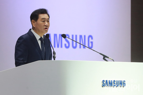 한종희 부회장이 주주총회에 참석, 발언을 하고 있다.