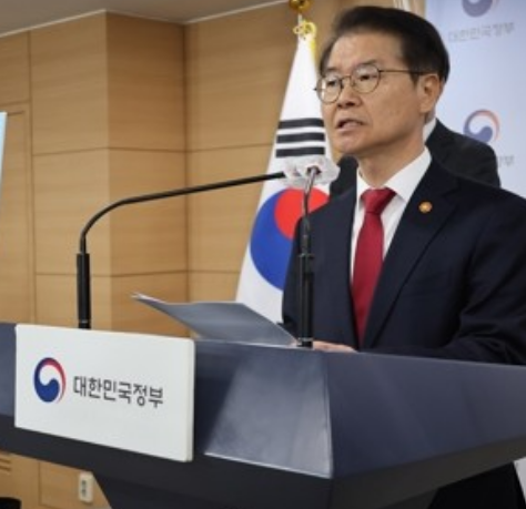 이정식 고용노동부 장관이 지난 6일 정부서울청사 브리핑실에서 근로시간 제도 개편방안을 발표하고 있다. 사진=연합뉴스