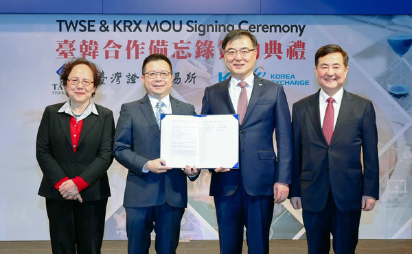 한국거래소는 14일(현지시간) 오후2시 대만 타이페이에서 대만증권거래소와 양국 자본시장 발전을 위한 상호 협력 관계 구축에 관한 업무 협약을 체결했다. 좌측부터 샤오쉬링 대만금융위원회 부위원장, 린셔우밍 대만증권거래소 이사장, 손병두 한국거래소 이사장, 이은호 주 타이페이한국대표부 대사. (사진=한국거래소 제공)