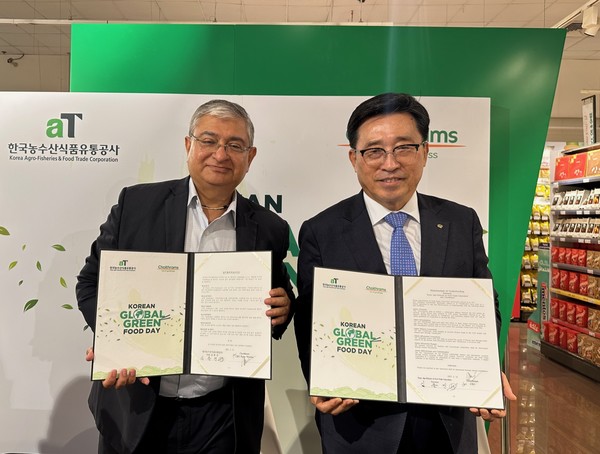 (왼쪽부터) 초이드람 커티 메그나니 구매총괄이사와 김춘진 한국농수산식품유통공사(aT) 사장이 K푸드 수출 확대 등을 위한 협약식을 가진 뒤 기념촬영을 하고 있다. 사진=aT 제공