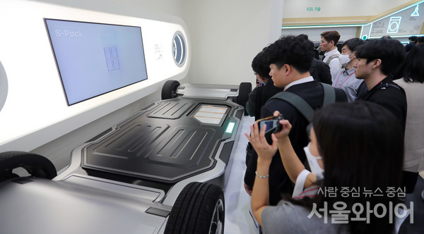 인터배터리2023을 찾은 관람객들이 전시품을 관람하고 있다.