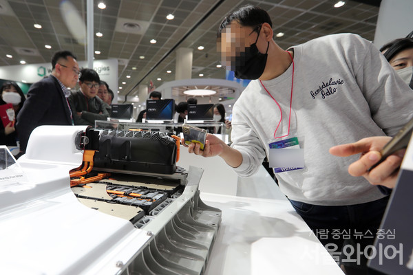 인터배터리2023을 찾은 관람객이 전시품을 살펴보고 있다.