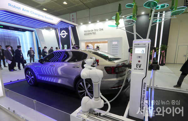 EV트렌드코리아 전시 부스에 로봇이 운영하는 전기차 충전소가 전시돼 있다.