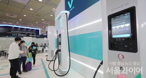 EV트렌드코리아 전시회를 찾은 관람객이 전시품을 살펴보고 있다.