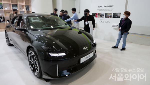 EV트렌드 2023을 찾은 관람객들이 현대자동차의 아이오닉6을 살펴보고 있다.