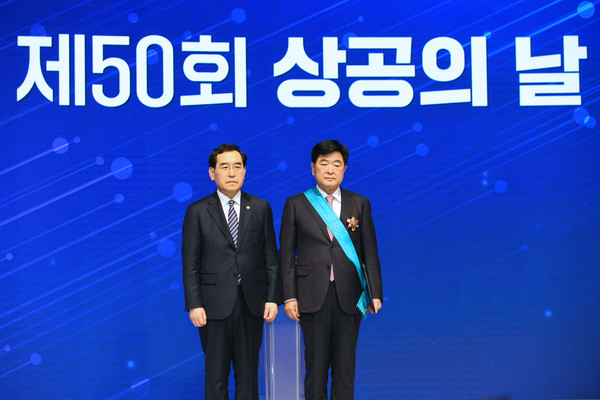 (왼쪽부터) 이창양 산업통상자원부 장관과 권오갑 HD현대 회장이 15일 대한상공회의소에서 열린 제50회 상공의 날 행사에서 기념사진을 찍고 있다. 사진=HD현대 제공