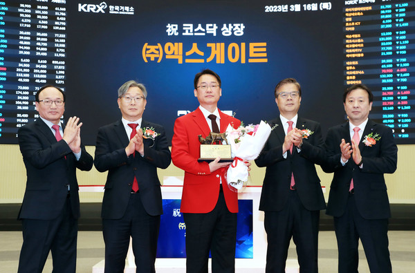 한국거래소는 16일 서울사옥 홍보관에서 통합 네트워크 보안 솔루션을 제공하는 (주)엑스게이트의 코스닥시장 상장기념식을 개최했다. 좌측부터 강왕락 코스닥협회 부회장, 홍순욱 한국거래소 코스닥시장본부장, 주갑수 (주)엑스게이트 대표이사, 오익근 대신증권 대표이사, 유도석 한국IR협의회 상무. (사진=한국거래소 제공)